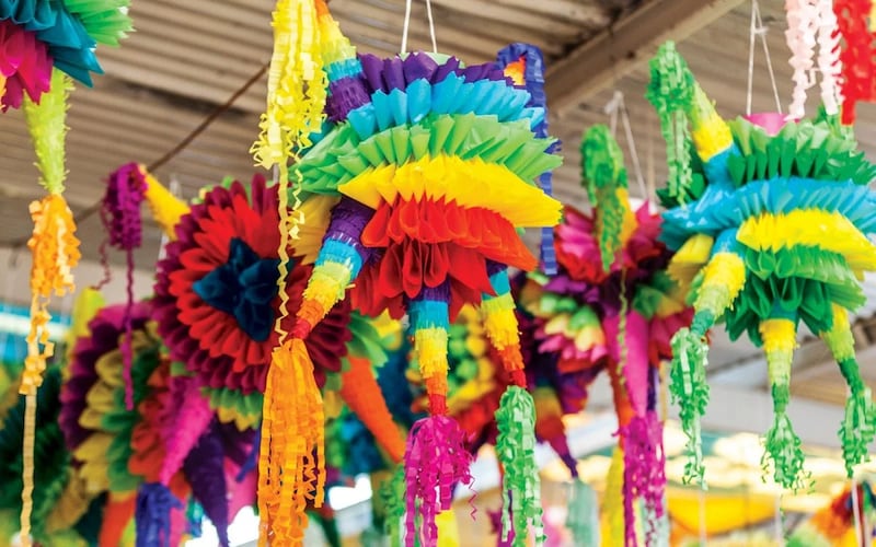 Las piñatas son tradición en la época decembrina en México