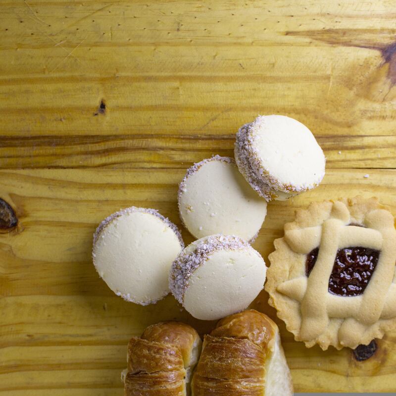 Postres latinos, alfajores, hojaldre de frutas y de chocolate.