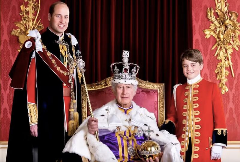 O Rei Charles III na companhia do primongênito, Príncipe William, e do neto mais velho, Príncipe George — Foto: Divulgação