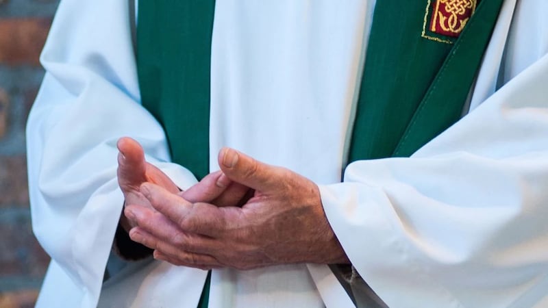 Pidieron a sacerdote que bendijera la casa y fue grabado cometiendo “actos obscenos” con ropa de mujer