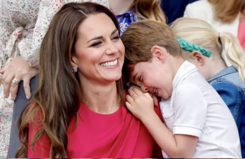 A postagem já reuniu cerca de 800 comentários e mostra imagens de Kate Middleton dando mamadeira ao seu filho mais novo.