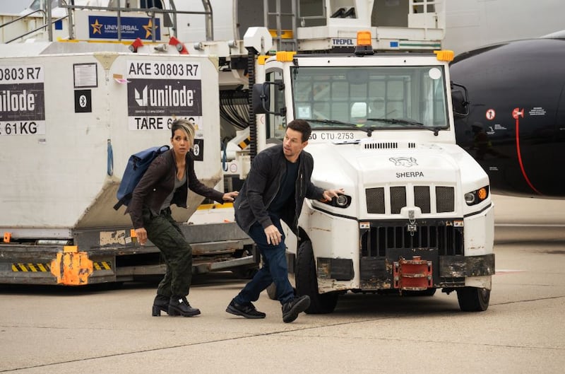 Mark Wahlberg y Halle Berry en una escena de la película de 'El Sindicato'