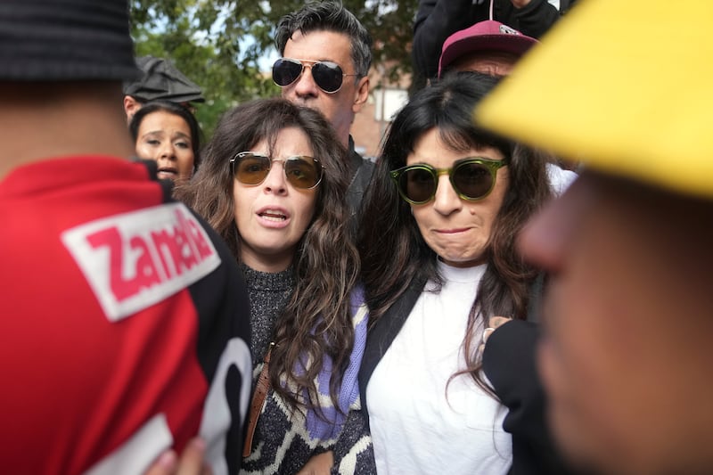 Dalma y Yanina Maradona, las hijas del fallecido astro del fútbol Diego Maradona, llegan al tribunal de San Isidro en las afueras de Buenos Aires para el primer día del juicio de homicidio por negligencia contra el equipo médico que trató a su padre, el martes 11 de marzo de 2025. (AP Foto/Natacha Pisarenko)